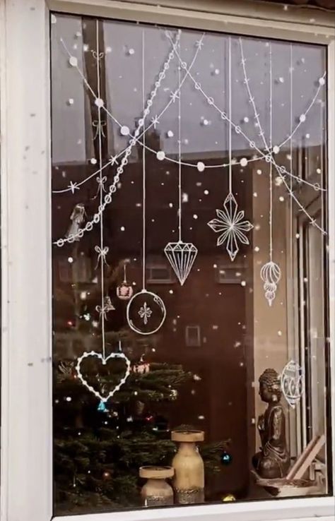 Xmas Decorations Windows, White Painted Christmas Windows, Window Christmas Art Ideas, Chalk Paint Christmas Window Ideas, Christmas Drawing On Glass Window, Winter Christmas Window Painting, Christmas Decorated Windows, Easy Christmas Window Display, Christmas Shop Window Painting