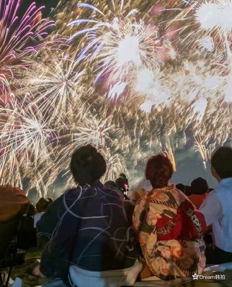 Japan Summer, Festival Aesthetic, Fireworks Festival, Japanese Lifestyle, Go To Japan, People Watching, Japan Aesthetic, Aesthetic Japan, A Silent Voice