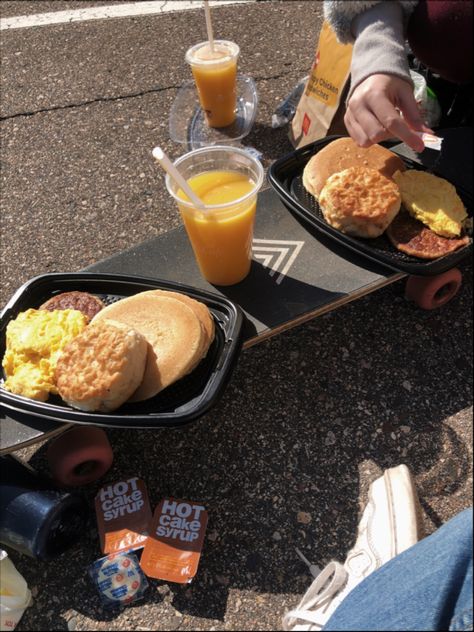 skateboard breakfast aesthetics Mcdonalds Breakfast Aesthetic, Snack Run Aesthetic, Grunge Food, Skatergirl Aesthetic, Mcdonalds Breakfast, Aesthetic Breakfast, Low Calorie Breakfast, Sleepover Food, Junk Food Snacks