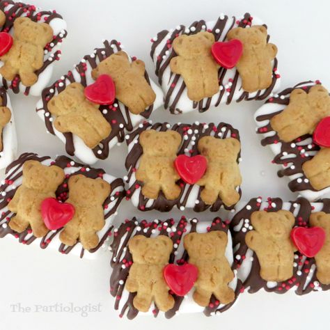 Valentines Teddy Grahams, Teddy Grahams, Valentines Baking, Tiny Teddies, Valentine Desserts, Teddy Bear Picnic, Chocolate Drizzle, Mini Marshmallows, Graham Crackers