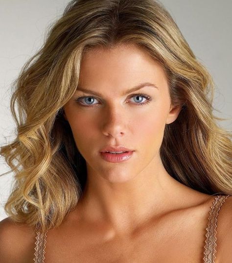 Brooklyn Decker Brooklyn Decker Hair, Marissa Tomei, Brooklyn Decker, Tv Stars, Pretty Face, Brooklyn, Celebrities, Hair, Beauty