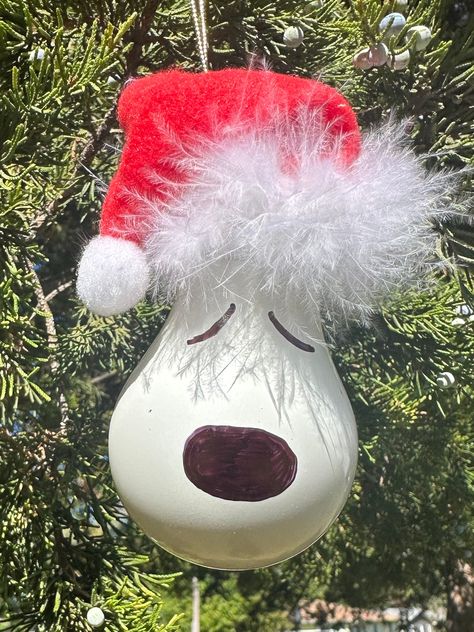 Diy Light Bulb Crafts, Etsy Christmas Ornaments, Recycled Light Bulbs, Diy Light Bulb, Bulb Ornaments, Light Bulb Crafts, Christmas Snoopy, Painted Light Bulbs, Light Bulb Ornaments