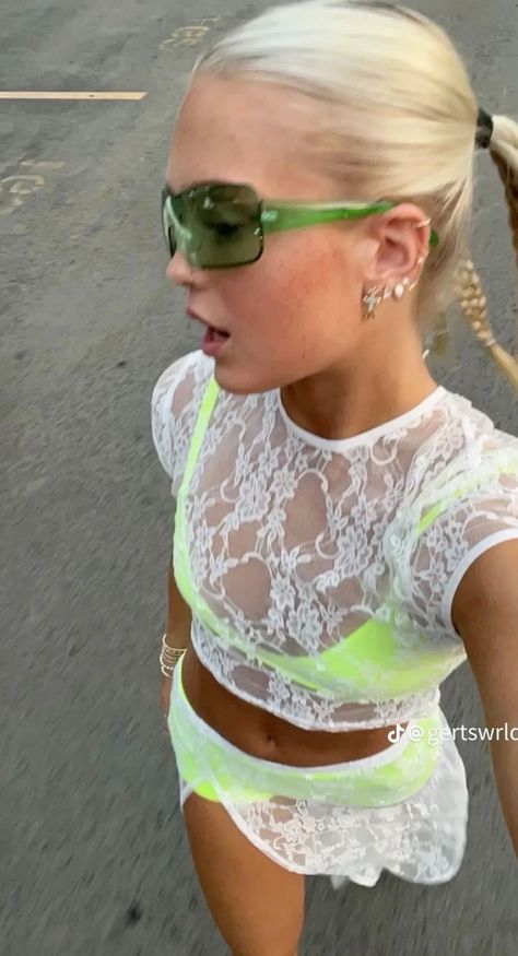 Summersmash Outfits, John Summit Outfit Ideas, British Rave Outfits, Veld Outfit Festival Style, Rave Concert Outfit Ideas, Lollapooza Outfits, Lollapalooza Outfit Ideas 2024, Rave Beach Outfits, Edm Concert Outfit Summer