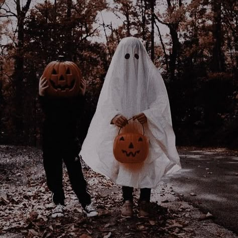 halloween, autumn, fall, spooky, ghost, aesthetic, photography, wallpaper, vintage Vintage Halloween Art, Cute Fall Wallpaper, Halloween Wallpaper Iphone, Halloween Orange, Halloween Photoshoot, Halloween Icons, Season Of The Witch, Spooky Scary, Theme Halloween