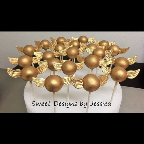 Snitch Cake Pops, Golden Snitch Cake, Snitch Cake, Harry Potter Treats, Harry Potter Desserts, Gateau Harry Potter, Harry Potter Birthday Invitations, Harry Potter Theme Birthday, Cumpleaños Harry Potter