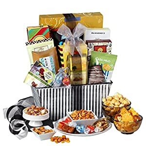 Edible Gift Baskets, Food Gift Basket, Family Gift Baskets, Cookie Crisp, Gourmet Candy, Fruit Cookies, Food Gift Baskets, Gourmet Food Gifts, Chocolate Gifts Basket