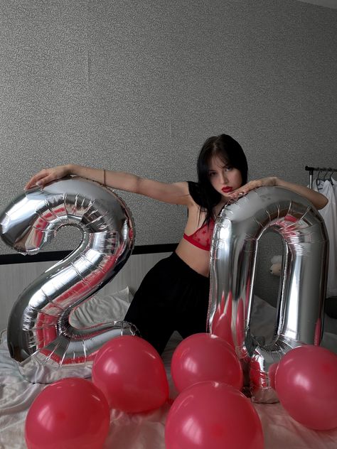 Bed Birthday Photoshoot, Decor Ultah, Happy Birthday Aesthetic, Jaime Reyes, 21st Bday Ideas, Birthday Aesthetic, Birthday Captions Instagram, Cute Birthday Pictures, 21st Birthday Photoshoot