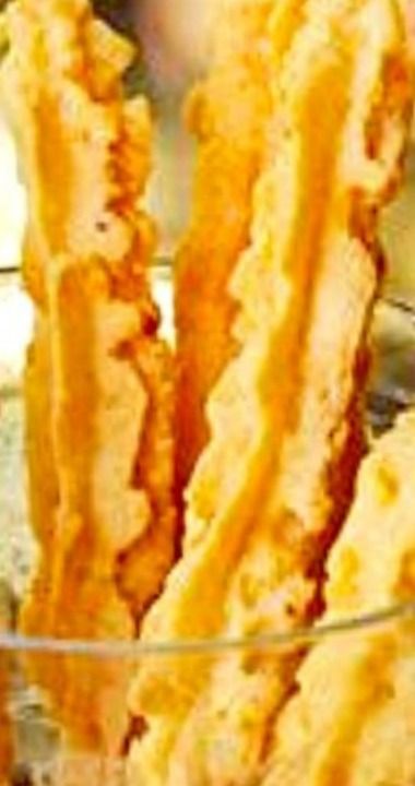 Cheese Straws Recipe, Trisha Yearwood Recipes, Savory Cheese, Cheese Straws, Cheese Sticks, Cracker Recipes, Best Cheese, Homemade Holiday, Cheese Crackers