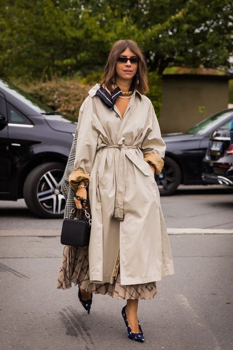 Wrap One Around a Thick Choker Necklace and Let the End Hang Down Thick Choker Necklace, Natasha Goldenberg, Thick Choker, Trench Coat Outfit, Coat Outfit, Outfit Trends, Street Fashion Photography, Street Style Winter, Fashion People