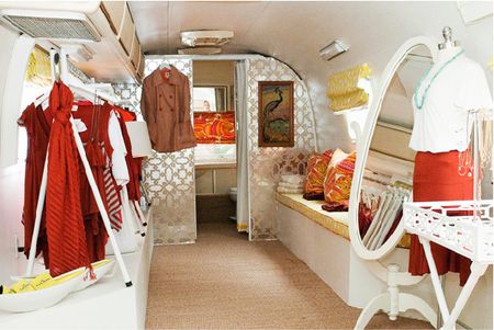 une boutique dans une caravane Mobil Boutique, Seasons Display, Mobile Boutiques, Boutique Truck, Boutique Trailer, Sustainable Shop, Air Stream, Airstream Trailer, Airstream Interior