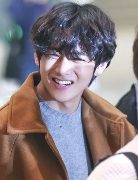 taehyung on Twitter: "taehyung’s boxy smile: a thread… " Taehyung Smile, V Smile, Smile Pictures, Bts V Photos, V Bts Wallpaper, Bts V Pictures, V Cute, Bts Concept Photo, Taehyung Photoshoot