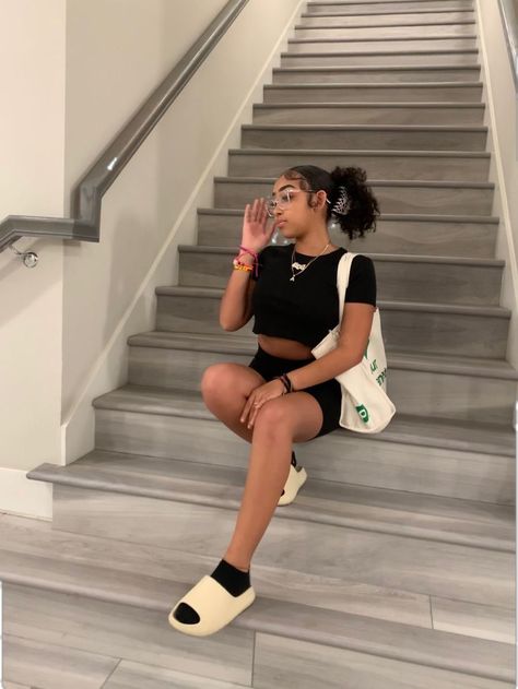 Hot Weather Outfits For School Baddie, Baddie Slides Outfit, Baddie Spring Outfits For School, Black Crop Top Outfit Black Women, Baddie Summer Outfits School, Baddie Comfy Outfits Summer, Baddie Outfits For Summer, Comfortable Going Out Outfits, Park Date Outfit Summer