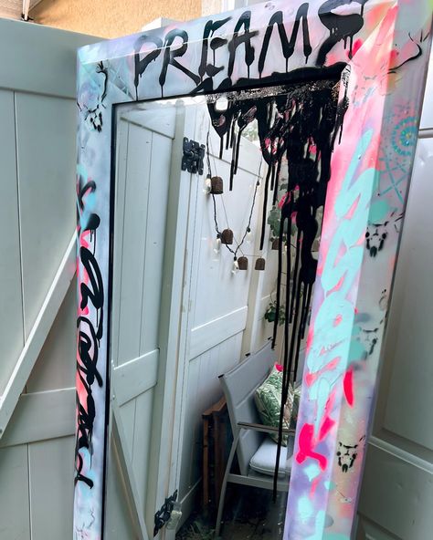 Full Body Mirror Painting Ideas, Paintings On Mirrors, Painting On Mirror Ideas, Mirror Customization, Painted On Mirror, Mirror Art Painted, Creative Mirror Frame Ideas, Art On Mirror, Painting On Mirror