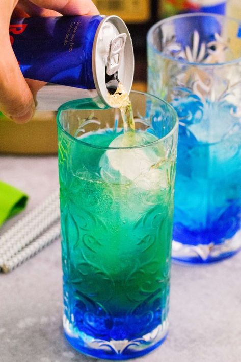 irish trash can drink - pouring redbull drink in the glass Blueberry Redbull Drinks, Redbull Vodka Recipe, Redbull Cocktails Recipe, Energy Drink Cocktails, Redbull Alcoholic Drinks, Redbull Cocktails, Vodka Redbull Cocktails, Redbull Drink Recipes Non Alcoholic, Redbull Drinks