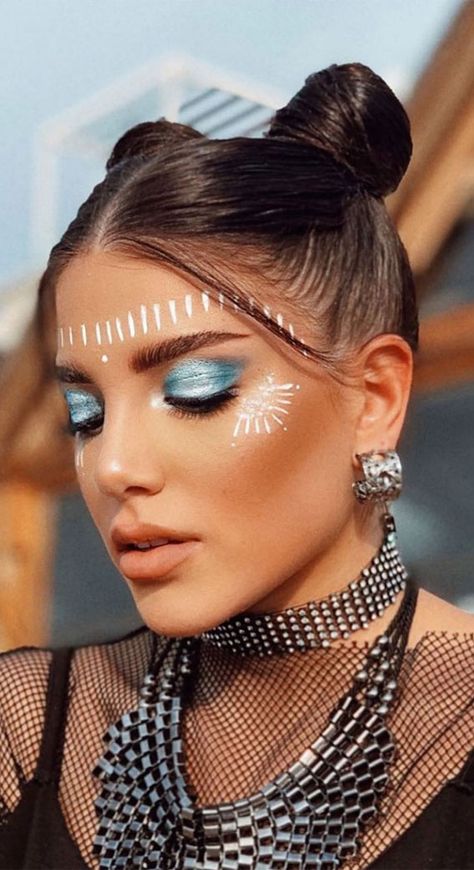 Coachella Eye Makeup, African Face Paint Dots, Shaman Makeup, Aztec Face Paint, Day Make Up Ideas, Sundown Festival, Burning Man Makeup, Rave Face Paint, Makeup Coachella