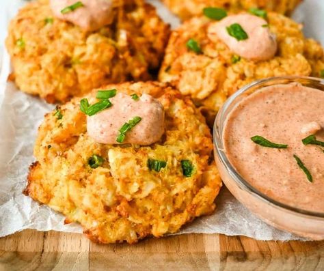 BEST Air Fryer Crab Cakes - Healthy & Easy! - Momma Fit Lyndsey Air Fryer Crab Cakes, Healthy Crab Cakes, Frozen Crab Cakes, Whole30 Salmon Recipes, Crab Cake Appetizer, Fried Crab Cakes, Air Fryer Crab, Baked Crab Cakes, Air Fried Chicken Tenders