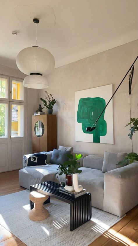 Scandinavian Apartment Design, Architectural Living Room, Cool Living Room Aesthetic, Minimalist Living Room Colorful, Berlin Living Room, Bauhaus Living Room Design, Living Room Designs Mid Century Modern, Mid Century Minimalist Living Room, Bauhaus Interior Design Living Rooms