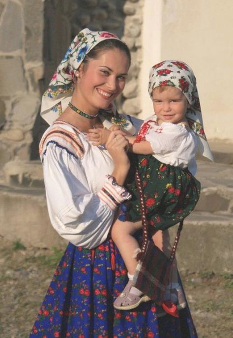 Romanian Romanian Women, Folk Dresses, European Women, Folk Costume, People Of The World, World Cultures, The Avengers, Mother And Child, Mothers Love