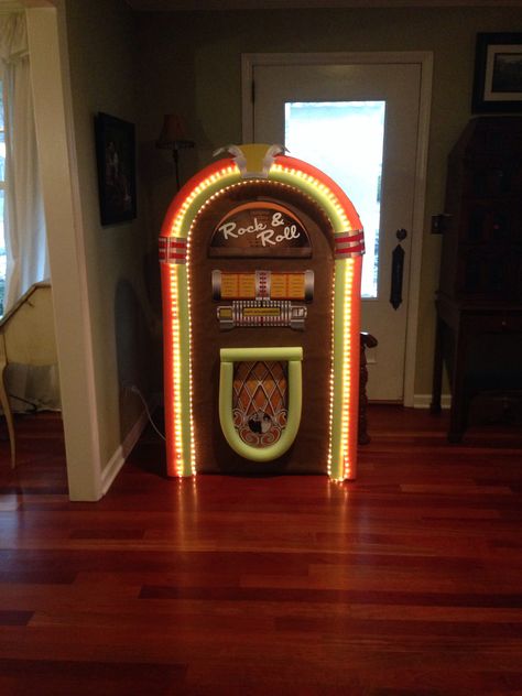 Diy Jukebox Prop, Juke Box Diy Cardboard, Cardboard Jukebox Diy, Diy Jukebox Prop Cardboard Boxes, Juke Box Diy, Jukebox Clipart, Fifties Party, 50s Theme Parties, Sock Hop Party