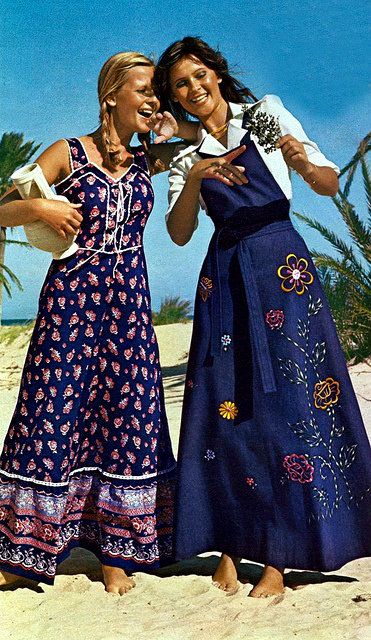 The Granny Dress fashion was a trend in the 70s that included a long gown or dress. It was popular amongst young women. Moda Disco, Granny Dress, Fashion 60s, 1970 Fashion, Arte Pin Up, Moda Hippie, Patron Vintage, 70 Fashion, Fashion 1970s