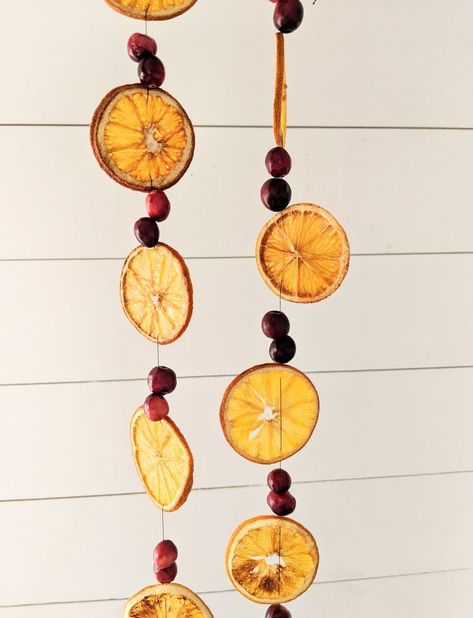 How to Make DIY Dried Orange and Cranberry Christmas Garland - Budget Friendly Orange And Cranberry, Natal Natural, Cranberry Christmas, Deco Mesh Garland, Faux Christmas Trees, Diy Christmas Garland, Natural Christmas Decor, Dried Oranges, Natural Christmas