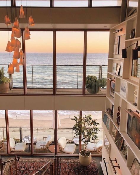 Beach House Malibu, Beautiful Beach Houses, Little Beach House, Malibu Beach House, Luxury Beach House, Dream Beach Houses, House Aesthetic, Modern Beach House, Beach House Interior