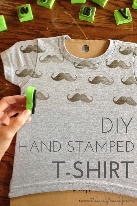 DIY hand stamped t-shirt and design ideas [tutorial] Stamped Tshirts, Diy T Shirt Ideas, Diy Shirt Printing, Tshirt Design Diy, Hand Printed Shirt, Vbs Craft, T Shirt Tutorial, Shirt Makeover, Shirt Tutorial