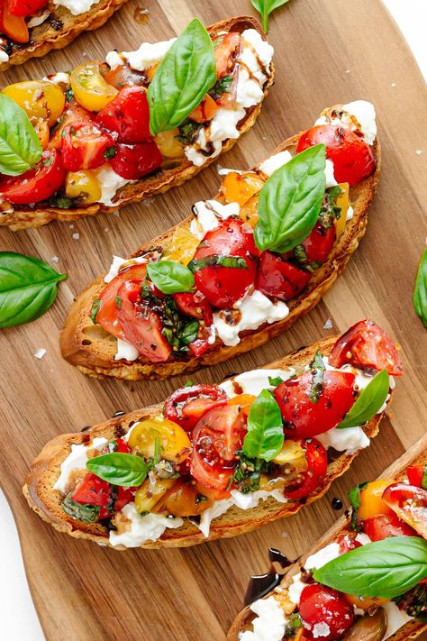 This easy-to-make Burrata Bruschetta recipe is the ultimate summer appetizer! It features creamy burrata cheese and a delicious fresh tomato basil topping on garlic-rubbed slices of crispy, toasted bread. A delicious and simple burrata appetizer or snack perfect for any occasion! | www.mapleandmango.com Burrata Bruschetta Recipe, Burrata Bruschetta, Easy Bruschetta Recipe, Sommer Mad, Easy Bruschetta, Bruschetta Ingredients, 21 Diner, Bruschetta Recipe, Summer Appetizer