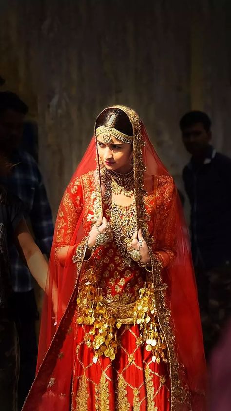 Alia Bhatt Wedding Looks, Alia Bhatt Wedding, Kalank Movie, Red Wedding Guest Dresses, Continental Food, Bridal Jewellery Inspiration, Afghan Wedding, Bridal Lehenga Collection, Latest Bridal Dresses