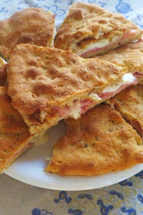 Focaccia farcita prosciutto e mozzarella Pizza Rustica, Focaccia Pizza, Homemade Baked Bread, Panini Sandwich, Scd Recipes, Sicilian Recipes, Savory Pie, Artisan Bread, Bread Rolls