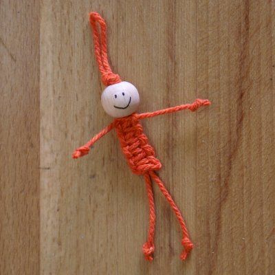 How to make a macrame doll. Tutorial by ArtMind - that is the cutest thing ever... Fidget Quilt, Doll Tutorial, Macrame Knots, Party Favor Bags, Macrame Patterns, Macrame Diy, Diy Projects To Try, School Fun, Yarn Crafts