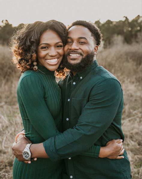 Green Outfit Couple Photoshoot, Dark Green Engagement Photos, Engagement Photoshoot Black Couple, 2023 Photoshoot, Green Outfits, Pre Wedding Shoot Ideas, Christmas Shoot, Outfits Dressy, Black Couple