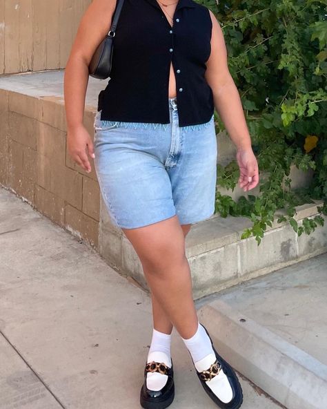 Outfits With Loafers Women Plus Size, Denim Shorts Plus Size Outfits, Plus Size Summer Beach Outfits, 90s Summer Outfits Plus Size, Summer Midsize Fashion, Spring 2024 Fashion Trends Plus Size, Summer Outfits Plus Size 2023, Plus Size Tank Top Outfit, Plus Size Jorts Outfit Idea