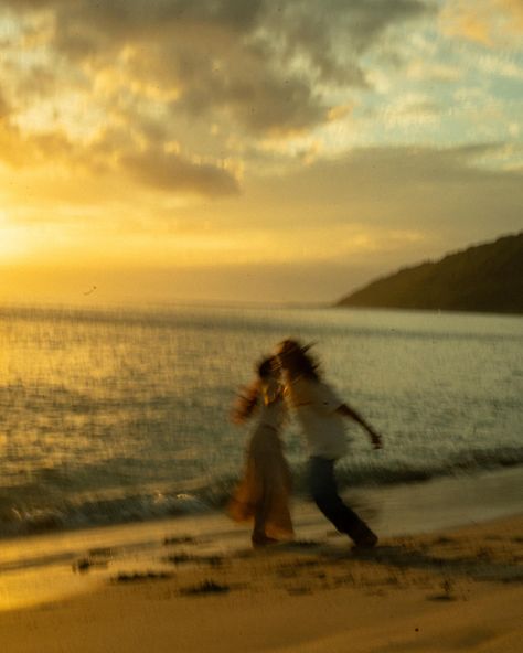 Josh and Lea during a west side sunset 🌅 #hawaiiphotographer #oahuphotographer #sony #couplephotoshoot #weddingphotographer #oahu #hawaii #a7iv #couplephotos #saltvisualmedia Oahu Photographers, Hawaii Elopement, Hawaii Photographer, Visual Media, West Side, Oahu Hawaii, Lifestyle Photographer, Couples Photoshoot, Oahu