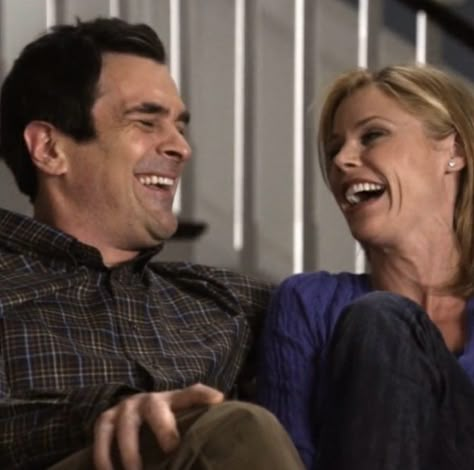 clairedunphy juliebowen modernfamily phildunphy tyburrell sitcom philclaire claireandphil philandclaire ship couplegoals sunshinesunshineprotector Phil And Claire, Phil Dunphy, Tv Show Couples, Julie Bowen, I Love Cinema, Family Doctors, Tv Couples, Movie Couples, Best Duos