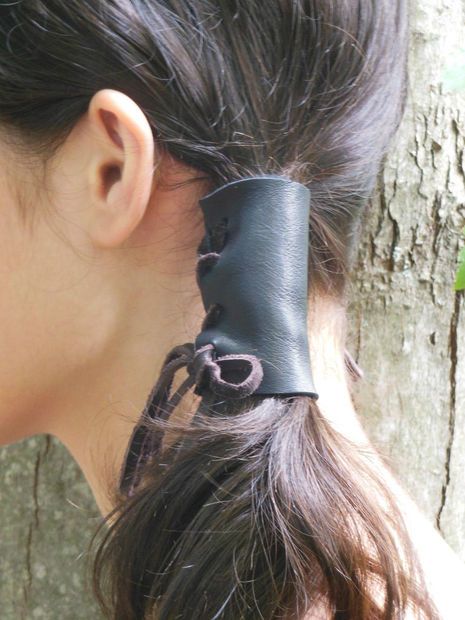 DIY leather pigtail holders Diy Ponytail, Leather Hair Accessories, Ponytail Wrap, Diy Leather Projects, Hair Wraps, Leather Projects, Diy Hair Accessories, Leather Pieces, Leather Diy