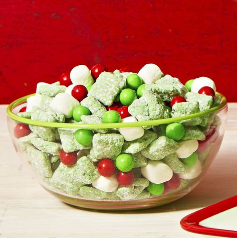 Grinch Puppy Chow, Chocolate Puppy Chow, Edible Reindeer, Best Christmas Treats, Christmas Treat Ideas, Easy Holiday Snacks, Crunchy Stuff, Puppy Chow Christmas, Red Snacks