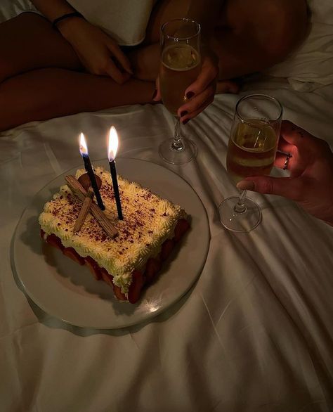 Cake And Wine, Wine Photo, Wine Aesthetic, Cake Aesthetic, Bridget Jones, Aesthetic Picture, Instagram Photo Ideas Posts, Ideas Birthday, Photo Pose