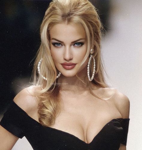 Beauty Edits🕊’s Instagram photo: “Karen Mulder 😍❣️ #karenmulder” Supermodel Hair, Tatiana Patitz, Karen Mulder, Models 90s, Miss Girl, 90s Supermodels, Helena Christensen, 90s Models, Gisele Bündchen