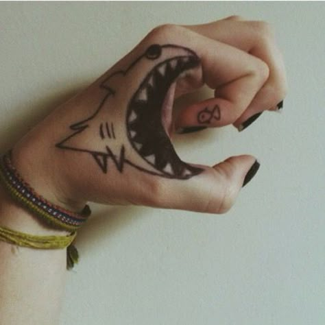 Sharpie Drawings, Hand And Finger Tattoos, Pretty Hand Tattoos, Finger Art, Sharpie Tattoos, Pen Tattoo, Hand Doodles, Small Hand Tattoos, Funny Tattoos