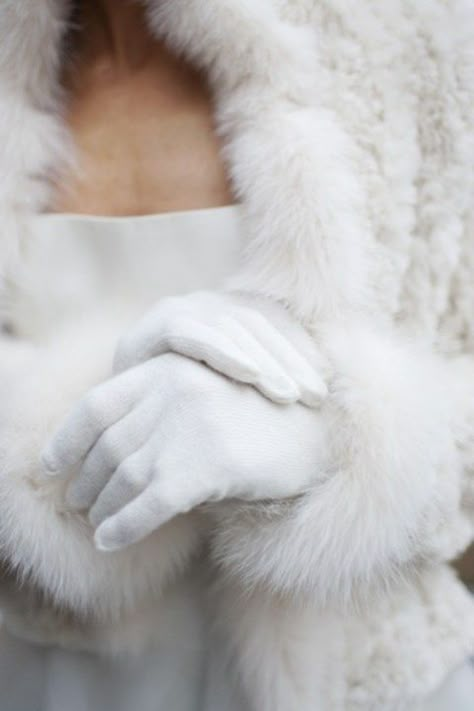 Classy Woman❤️ Estilo Rachel Green, Woman In White, Cool Winter, Winter Bride, Wedding Gloves, Snow Angels, Ice Queen, Snow Queen, White Fur