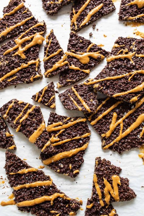 Chocolate Quinoa Crisps - Fit Foodie Finds Crispy Quinoa Chocolate, Quinoa Chocolate Crisps, Chocolate Quinoa Crisps, Quinoa Crisps, Healthy Food Meal Prep, Quinoa Snacks, Chocolate Quinoa, Toasted Quinoa, Crispy Quinoa