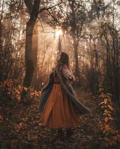 little things Autumn Forest Photography, Fall Forest Photoshoot, Forest Photoshoot Ideas, Autumn Photography Portrait, Autumn Photoshoot, Cute Profile, Fall Shoot, Fall Portraits, Forest Photos