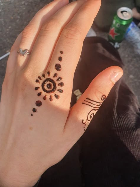 Simple Tattoos Henna, Easy Henna Designs Front Hand, Easy Henna Finger Designs, Cool Henna Tattoos Simple, Hannah Tattoo Design Hands, Henna Tattoo Designs Finger, Henna Designs Easy Finger, Henna Designs Fingers Simple, Easy Hena Desain