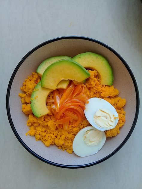 Very  traditional Ghanaian food; yam eto (ɛto) with hard boiled egg and avocado pear. #yam #avocado #hardboiledeggs #Ghana #Africarecipes #Ghana #chicken Boiled Egg And Avocado, Cooking Yams, Ghanaian Dishes, Mashed Yams, Okra Stew, Ghana Food, Ghanaian Food, Yams Recipe, Eggs For Breakfast