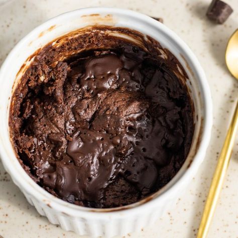 Chocolate Oat Flour Mug Cake with Olive Oil (Vegan) - Avocado Skillet Oat Flour Mug Cake, Avocado Skillet, Single Serve Cake, Chocolate Chip Mug Cake, Protein Mug Cakes, Brownie In A Mug, Single Serve Desserts, Chocolate Oats, Oat Cakes