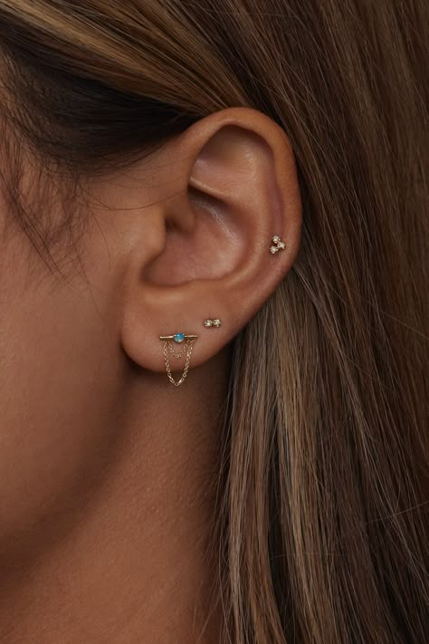 Low Cartilage Piercing, Ear Piercing Layout, Third Lobe Piercing, Piercing Layout, Minimalist Ear Piercings, Ear Styling, Piercing Inspiration, Jewelry Stack, Piercings Earrings