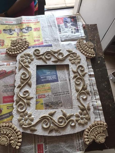 Photo Frame Art Ideas, Lippon Art Designs On Wall, Lippan Art Photo Frame, Clay Name Plates For Home, Lippan Art Name Plate, Lippan Mirror, Mud Art, Painted Mirror Art, Art Deco Curtains