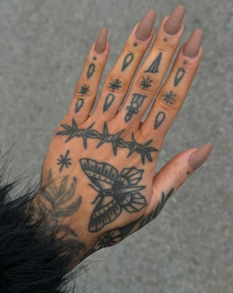 Traditional Sleeve Tattoo Women, Finger Tats Women, Trad Fingers Tattoo, Girly Knuckle Tattoos, Wrist Thumb Tattoo, Woman’s Finger Tattoos, Finger Tattoo Traditional, Hand Tattoo American Traditional, Hand Filler Tattoos