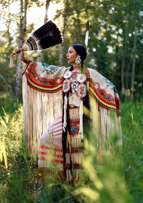 Powwow Dancers, Powwow Outfits, Native American Dance, Powwow Regalia, Native American Regalia, Native American Clothing, Cherokee Woman, Native American Pictures, Native American Quotes